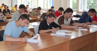 Stire din Cultură-Educație : 200 de absolvenți intră în examene