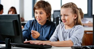 Stire din Cultură-Educație : 200 de euro de la stat pentru a-și cumpăra un computer. Cine are dreptul la bani?
