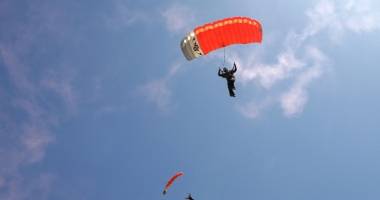 Stire din Actualitate : 13 parașutiști au reușit să sară dintr-un avion care se prăbușea, în Noua Zeelandă