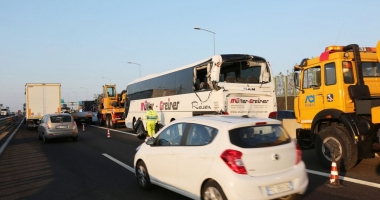 Accident grav pe autostradă: Zeci de răniți! 16 au nevoie de spitalizare - 1