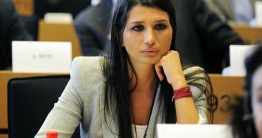 Stire din Politică-Administrație : EBA neagă că i-ar fi cerut lui Vanghelie să strângă semnături pentru candidatura ei
