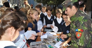 Stire din Eveniment : Armata Română,  în pas de sărbătoare