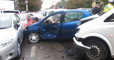 Stire din Eveniment : În această dimineață! TREI AUTOTURISME și O DUBIȚĂ, implicate într-un ACCIDENT RUTIER în Constanța. O femeie a fost rănită. GALERIE FOTO