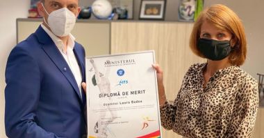 Stire din Sport : MTS / Diplomă de Merit pentru fosta campioană olimpică la scrimă Laura Badea