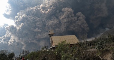 Stire din Actualitate : Sute de mii de persoane evacuate și aeroporturi închise în Indonezia, după erupția Vulcanului Kelud