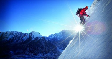 Stire din Sport : Doi alpiniști au căzut în gol de pe Masivul Mont Blanc