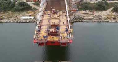 Stire din Economie : A fost montat tablierul metalic al podului de la km 0+540 al Canalului Dunăre - Marea Neagră