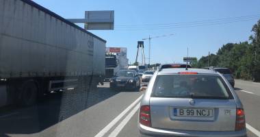 Stire din Eveniment : Trafic de coșmar în Constanța / Poliția este depășită de situație! AMBULANȚĂ BLOCATĂ ÎN COLOANĂ