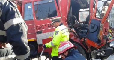 UPDATE. ACCIDENT RUTIER GRAV ÎN CONSTANȚA. Pompieri ÎNCARCERAȚI într-o autospecială / Galerie foto - 2