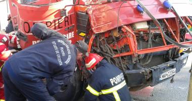 UPDATE. ACCIDENT RUTIER GRAV ÎN CONSTANȚA. Pompieri ÎNCARCERAȚI într-o autospecială / Galerie foto - 4