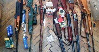 Stire din Eveniment : VIDEO. Constănțeni cercetați penal, după ce au fost prinși cu arme deținute ilegal