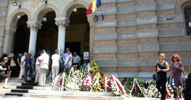 GALERIE FOTO / LACRIMI ȘI DURERE LA CĂPĂTÂIUL LUI VIRGIL COMAN / Sute de persoane îl vor conduce pe ultimul drum - 3