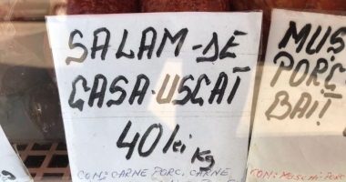 GALERIE FOTO / Produse tradiționale sau țepe ordinare? Cârnați și salamuri țărănești, făcute în fabrici de mezeluri - 3