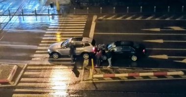 Stire din Eveniment : GALERIE FOTO / Gheața nu iartă! Accident în mijlocul Constanței