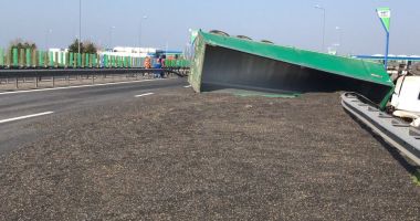 GALERIE FOTO-VIDEO / ACCIDENT RUTIER PE Autostrada Soarelui! Un autocamion a rupt parapetul și s-a răsturnat - 2