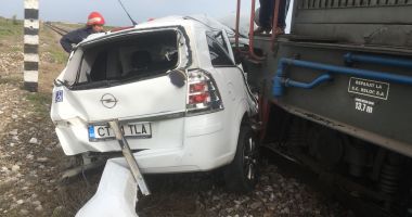 UPDATE. ACCIDENT RUTIER GRAV! Mașină lovită de tren, în județul Constanța. O victimă este încarcerată