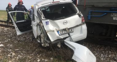 UPDATE. ACCIDENT RUTIER GRAV! Mașină lovită de tren, în județul Constanța. O victimă este încarcerată - 2