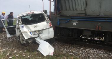 UPDATE. ACCIDENT RUTIER GRAV! Mașină lovită de tren, în județul Constanța. O victimă este încarcerată - 3