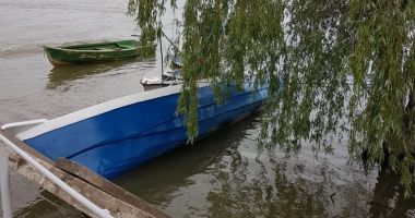 GALERIE FOTO / ALERTĂ ÎN DELTA DUNĂRII! 15 Victime, după ce o barcă s-a răsturnat pe Dunăre - 2