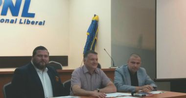 Stire din Politică-Administrație : PNL strânge semnături pentru menținerea Pilonului II de pensii