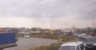 FOTO. COZI INFERNALE! Șoferi, se circulă bară la bară pe noul pod de la Agigea! - 3