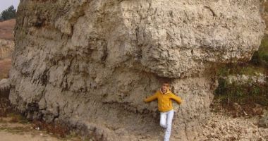 Stire din Cultură-Educație : Misterul de la Hârșova. Masa pe care a mâncat împăratul Traian, o legendă în piatră