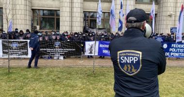 Stire din Eveniment : Sindicaliştii din penitenciare pichetează Ministerul Justiţiei. Ce nemulțumiri au