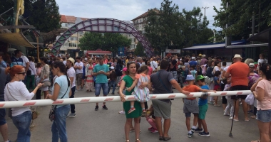 Stire din Social : VIDEO. Aglomerație la Delfinariu! Sute de turiști stau la coadă
