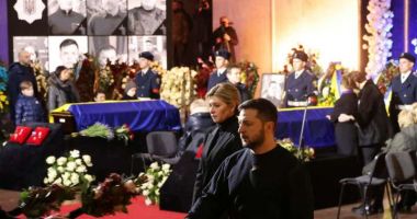 Zelenski a asistat la ceremonia funerară pentru oficialii decedaţi în elicopterul prăbuşit lângă Kiev