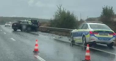 Stire din Eveniment : Un autoturism a intrat în parapetul de pe DN 22, la Tașaul. Traficul este restricționat pe o bandă