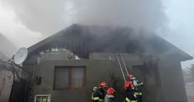 Stire din Eveniment : UPDATE Incendiu la o casă din cartierul Brătianu. Intervin pompierii