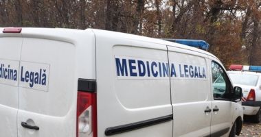 Stire din Eveniment : Un tânăr de 18 ani a fost găsit spânzurat de un copac. Poliția a deschis o anchetă