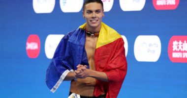 Stire din Sport : David Popovici a spulberat tot la Mondialele de Nataţie de la Singapore. Aur şi la 100 de metri liber