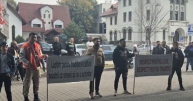 Stire din Actualitate : Romii protestează că li se încalcă tradițiile prin interzicerea căsătoriilor între minori. „Măcar la 16 ani”