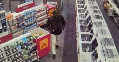 Stire din Eveniment : Un hoț deghizat de Halloween a furat un laptop de 10.700 de lei dintr-un magazin