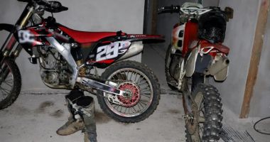 Stire din Eveniment : Doi frați români, reținuți după ce au ajutat trei ucraineni să treacă ilegal frontiera pe motociclete