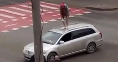 Stire din Eveniment : De necrezut! Un tânăr beat a blocat circulația și s-a urcat pe mașină ca să citească o carte