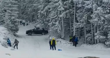 Stire din Eveniment : Șofer filmat în timp ce intră cu mașina pe pârtia de schi din Parâng, printre copii