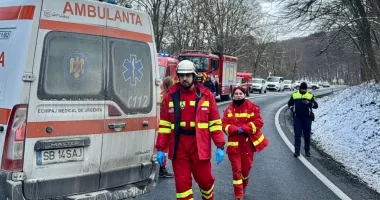 Stire din Eveniment : O șoferiță a intrat într-o mașină de pe contrasens. Cinci persoane rănite și trafic blocat pe DN1