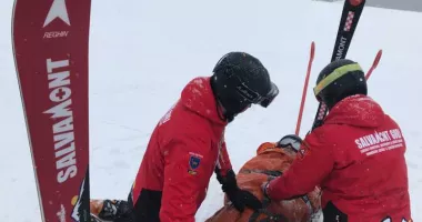 Stire din Eveniment : O persoană a murit și 32 au ajuns la spital, de pe munte, în 24 de ore