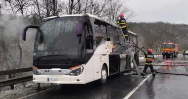 Stire din Eveniment : Autocar cu 47 de călători, cuprins de flăcări. Toate persoanele sunt în siguranță