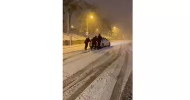 Stire din Eveniment : Jandarmii constănțeni au ajutat un șofer rămas blocat pe o stradă în pantă, în toiul nopții