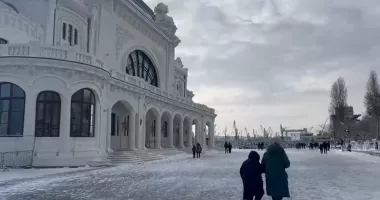 Stire din Social : Peisajul de iarnă aduce mulți constănțeni pe faleza Cazinoului