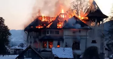 Stire din Eveniment : O casă istorică a ars ca o torță. Incendiul ar fi pornit de la joaca unor copii