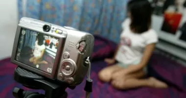 Stire din Eveniment : Adolescentă de 14 ani, arestată preventiv pentru pornografie infantilă, viol şi şantaj