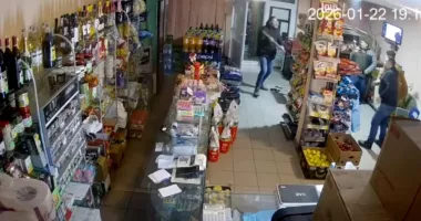 Stire din Eveniment : Consilier local, atacat cu o secure în magazin. Agresorul, reținut pentru tentativă de omor