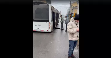 Stire din Actualitate : Autobuz cu pasageri, prins într-un crater apărut brusc în asfalt