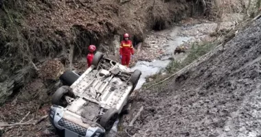 Stire din Eveniment : Patronul unei pensiuni a murit după ce autoturismul său s-a prăbușit într-o râpă