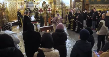 Stire din Cultură-Educație : Vinerea Mare, la biserică. Credincioșii au trecut pe sub Sfântul Epitaf