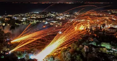 Stire din Actualitate : Spectacol impresionant în Grecia. Mii de rachete au luminat cerul de Paște pe insula Chios